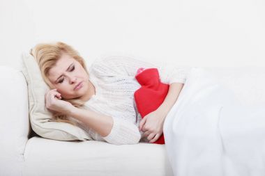 Cofa üzerinde yatan kadın duygu mide krampları