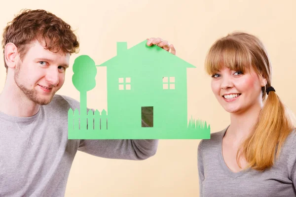 Ungdomlig par håller hus symbol. — Stockfoto