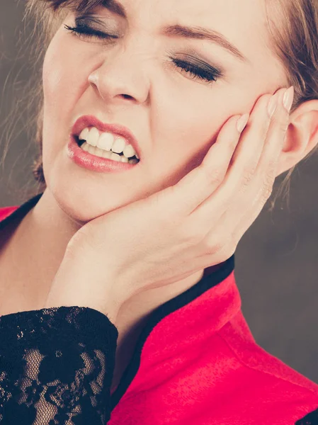 Emoção negativa. Mulher com dor de dente . — Fotografia de Stock