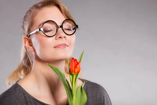 Charmante Frau riecht Blume fühlen Frieden. — Stockfoto