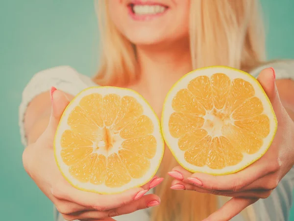 Mulher segura toranja citrinos em mãos — Fotografia de Stock