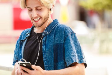 Hipster adam şehir sokak dinleme müzik ayakta