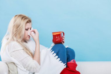 Kadının koltukta yalan grip olan hasta