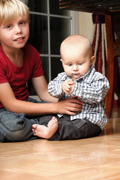 Kleine jongen speelt met een broer — Stockfoto