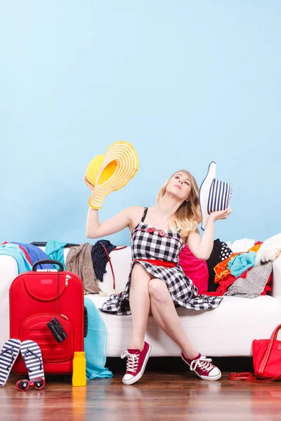 Woman getting ready for travel — Stock Photo, Image