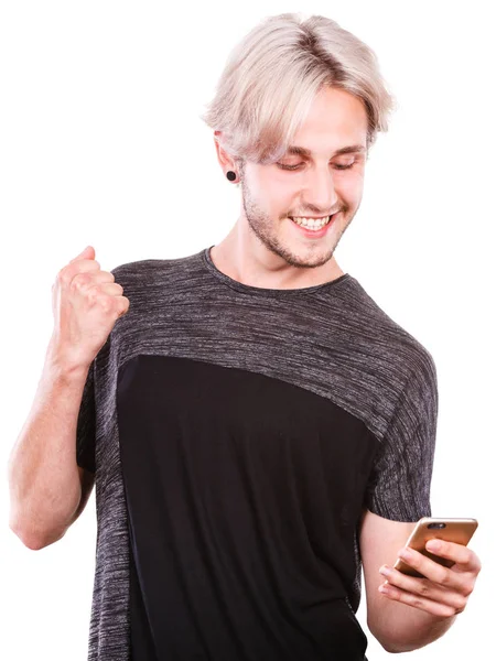Mladý muž používající mobilní telefon SMS na smartphone — Stock fotografie