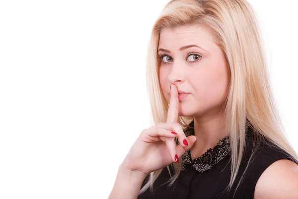 Attraktive blonde Frau macht Schweigegeste — Stockfoto
