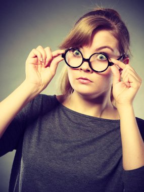 Şaşırmış şaşkın kızla açık ağız.