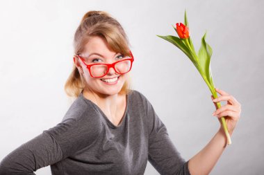 Oynak kız çiçek Lale ile eğleniyor.