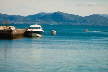 Güzel manzara mavi su ve marina