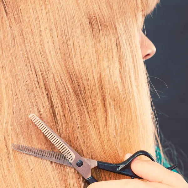 Chica rubia hace nueva imagen del cabello . — Foto de Stock