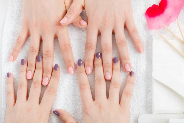 Vrouw presentatie van haar prachtige beschilderde gel hybride nagels — Stockfoto