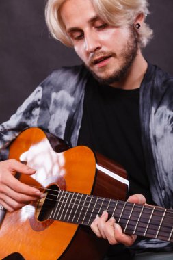 Sarışın adam akustik gitar çalmak