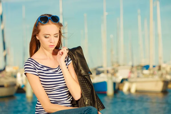 Vrouw in marina tegen jachten in de haven — Stockfoto