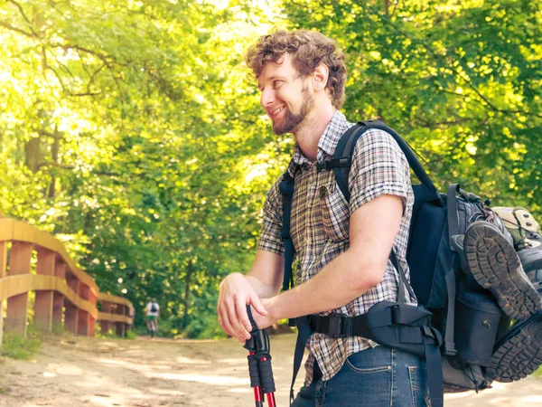 Jovem com mochila caminhadas em trilha florestal — Fotografia de Stock