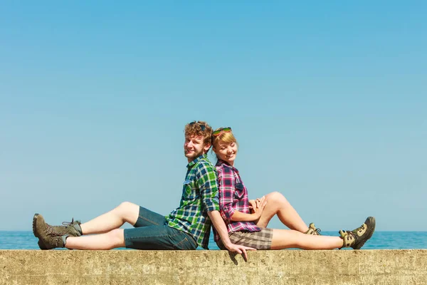 Hiking couple relaxing on sea coast — Stock Photo, Image