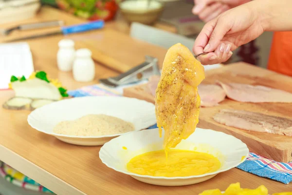 Zubereitung von panierten Hähnchenschnitzeln — Stockfoto