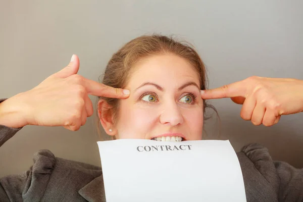 Benadrukt zakenvrouw bijten contract — Stockfoto