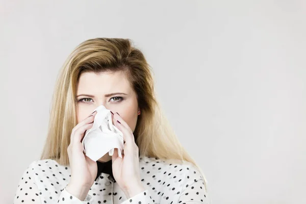 Mulher doente com gripe espirra para o tecido — Fotografia de Stock