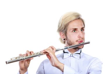 Erkek flütçü onun flüt çalmaya