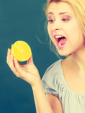 Açık ağız limon tutan kadınla