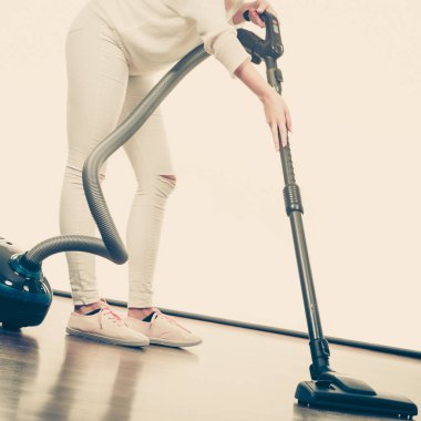 Kadın bacakları ve elektrikli süpürge