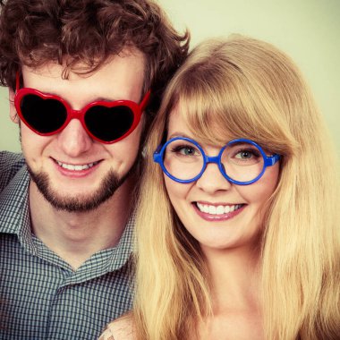 Mutlu çift erkek ve kadın gözlük.