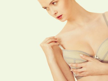 Çekici ince kadın iç çamaşırı eşleştirme gri