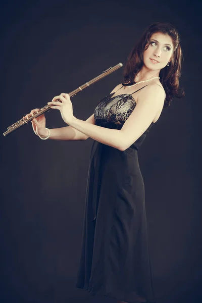Femme élégante avec instrument pour flûte . — Photo