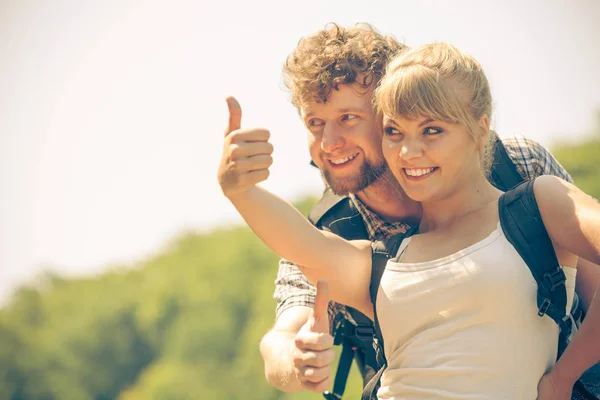 Happy tourist couple outdoor gesturing thumb up — Stock Photo, Image