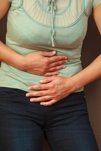 Mujer siente dolor dolor — Foto de Stock