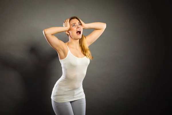 Vrouw lijden hoofdpijn migraine pijn. — Stockfoto