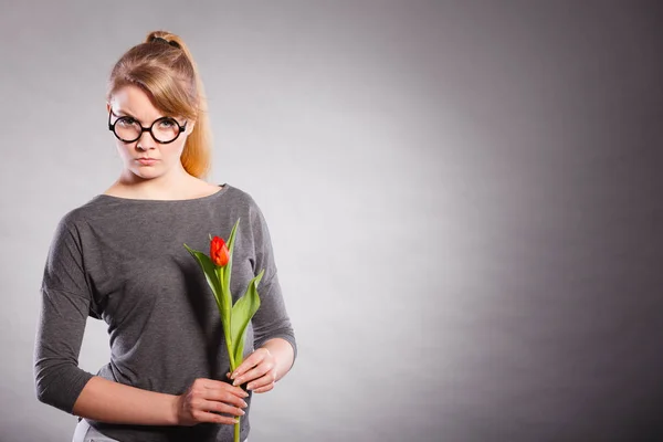 Разочарованная девушка с одиноким тюльпаном . — стоковое фото