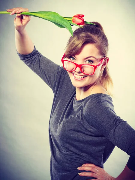 Spielerisches Mädchen hat Spaß mit Blütentulpe. — Stockfoto