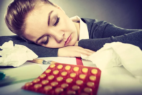 Dorminhoco cansado empresária no trabalho . — Fotografia de Stock