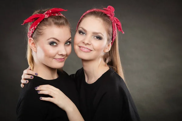 Amantes hermanas en retro pin hasta la estilización . —  Fotos de Stock