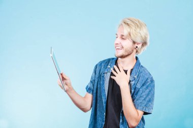 Tablet bilgisayar kullanarak trendy genç adam