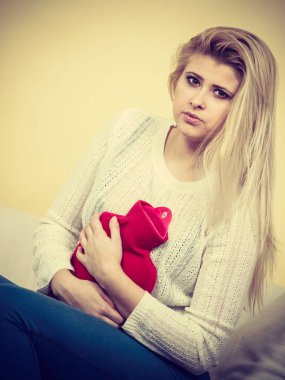 Cofa üzerinde oturan kadın duygu mide krampları