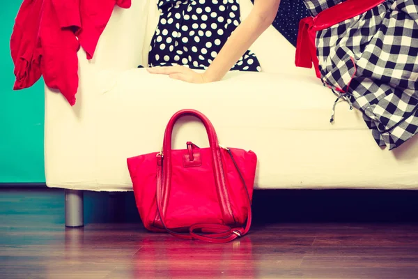 Kvinna som vilar på soffan bredvid röd väska — Stockfoto