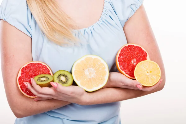 Vrouw met vruchten kiwi. sinaasappel, citroen en grapefruit — Stockfoto