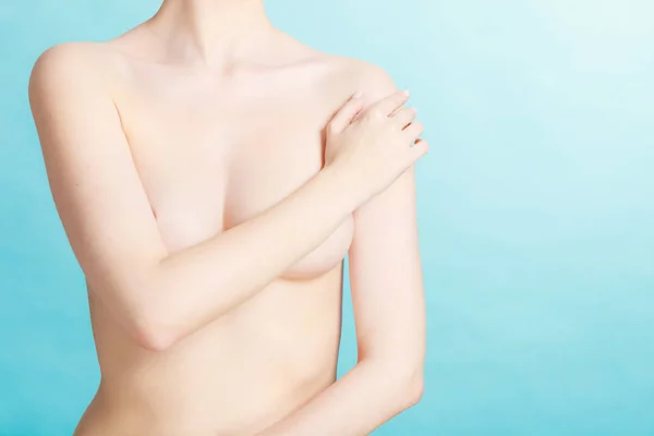 裸の女性の手で彼女の胸をカバー — ストック写真