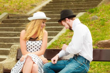 parkta bankta oturan çift retro tarzı