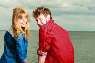 Closeop çift rahatlatıcı deniz kıyısında