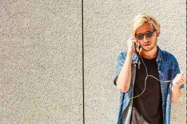 Kulaklık ile hippi adam dinleme müzik