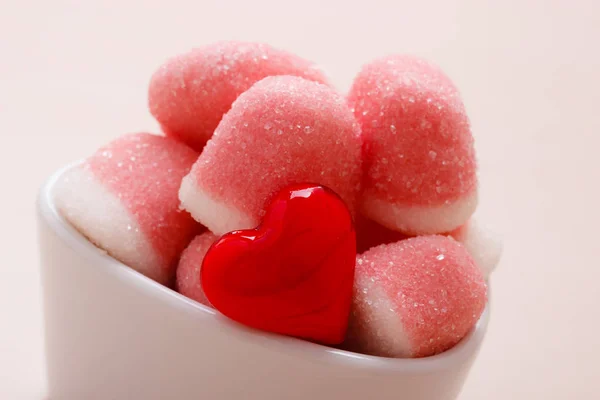 Розовые желе или зефир с сахаром в миске — стоковое фото