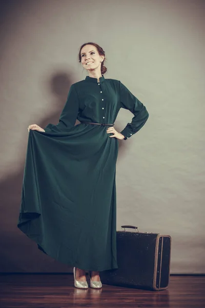 Kobieta w stylu retro z stare walizki — Zdjęcie stockowe