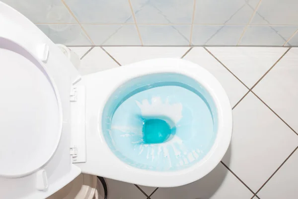 Bol de toilette blanc avec détergent bleu — Photo