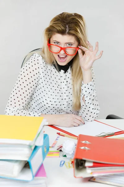Ofisteki mutlu iş kadını — Stok fotoğraf