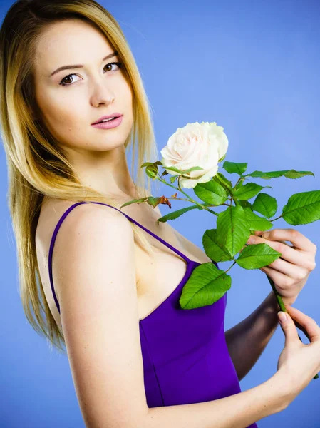 Mujer encantadora sosteniendo rosa blanca — Foto de Stock