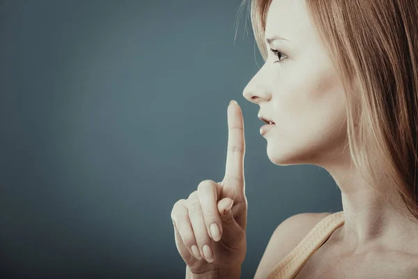 Vrouw vragen om stilte vinger op lippen — Stockfoto